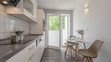 Coffee/tea maker, fridge, oven, stovetop