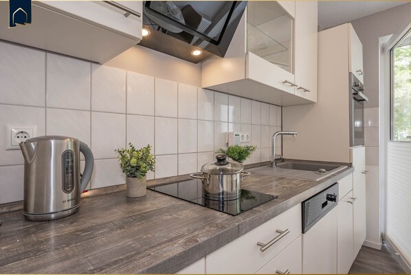 冷蔵庫、オーブン、コンロ、食器洗い機