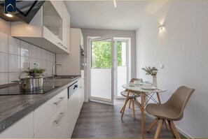 冷蔵庫、オーブン、コンロ、食器洗い機