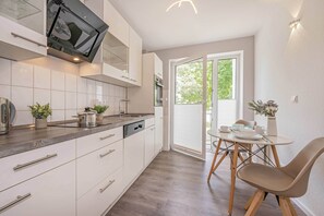 Wasserkocher mit Kaffee-/Teezubehör, Kühlschrank, Ofen, Herdplatte
