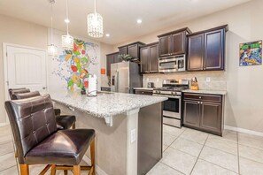 Fridge, microwave, oven, stovetop - Private Heated Pool, Smart TV, WiFi, BBQ (Davenport)