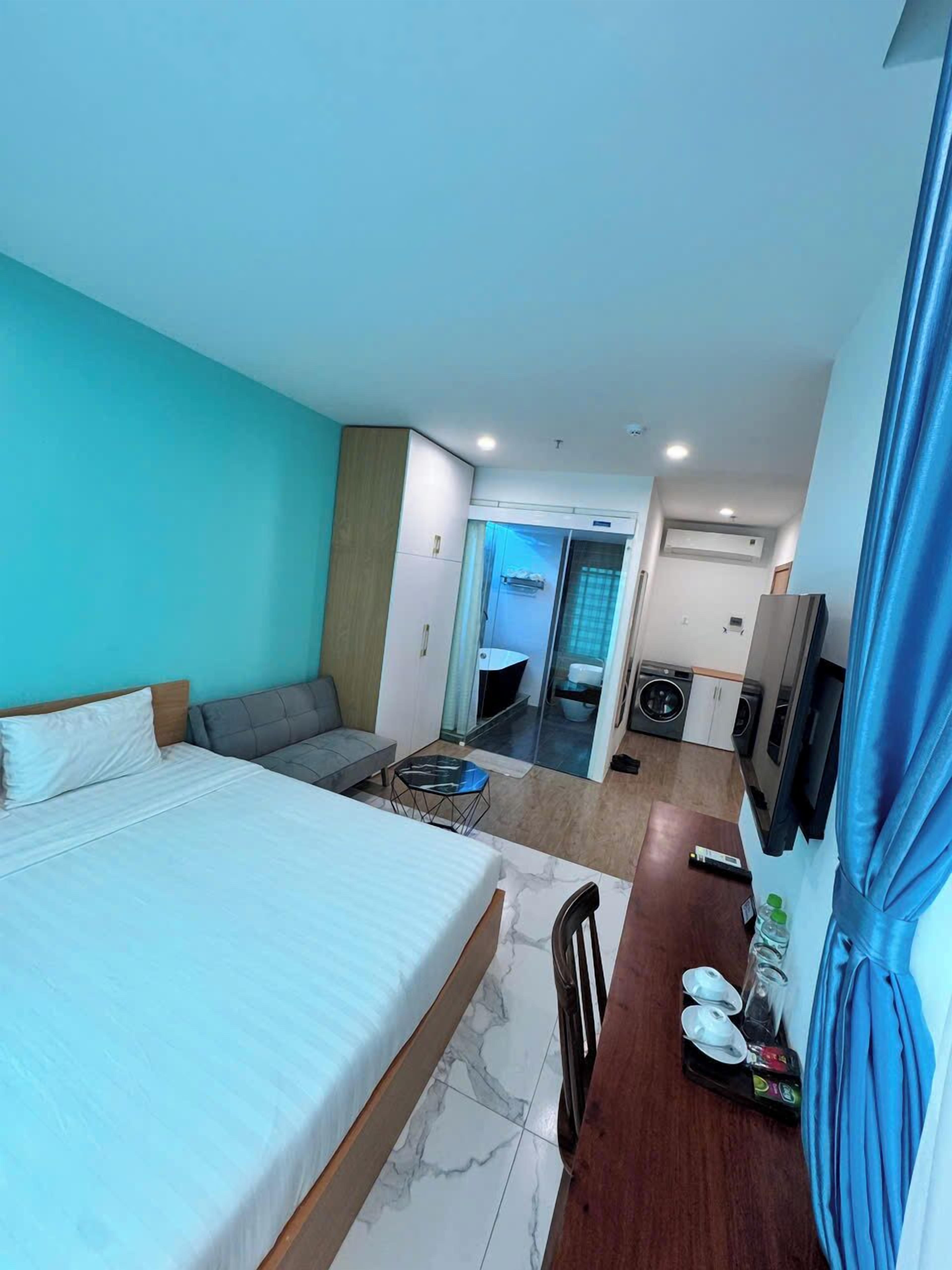 Estudio de lujo | Baño | Cabezal de ducha tipo lluvia, secador de pelo, zapatillas y bidé