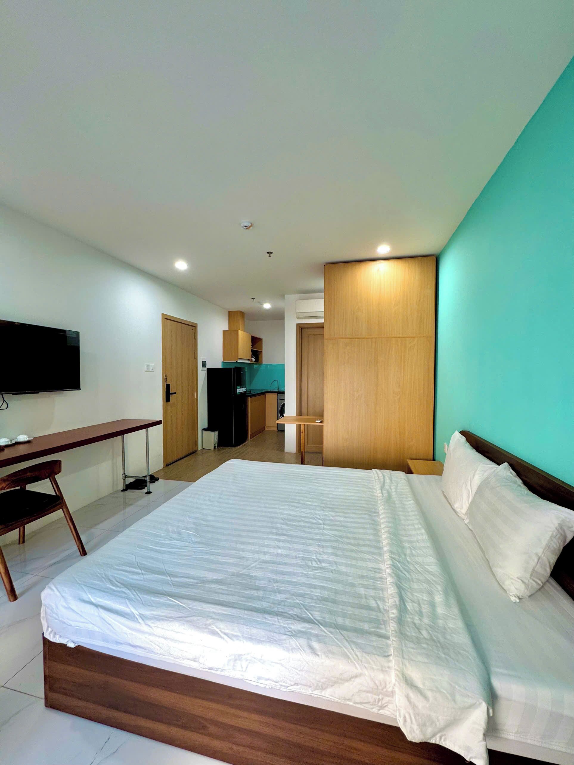 Estudio tradicional | Baño | Cabezal de ducha tipo lluvia, secador de pelo, zapatillas y bidé