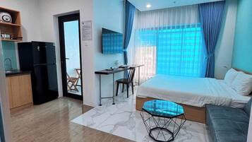 Luxury Studio | Individually decorated, desk, laptop workspace, soundproofing