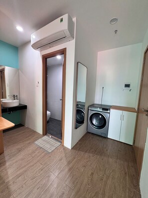 Traditional Double Room | Bathroom | Rainfall showerhead, hair dryer, slippers, bidet