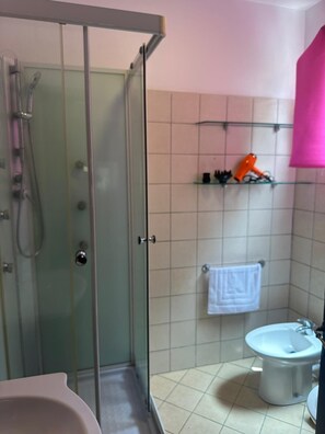 Hårføner, håndklær, såpe og toalettpapir