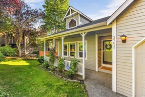 Exterior detail - Bodur's Rustling Leaves - EV Charge, BBQ, Privacy (Renton)