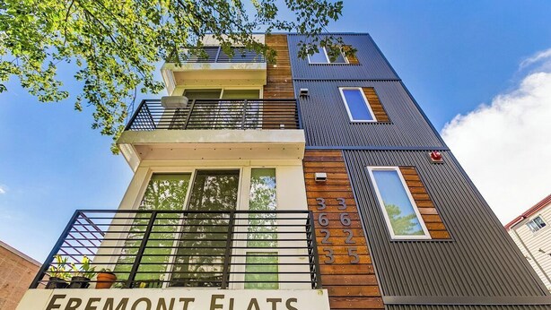 Un immeuble à plusieurs étages sur lequel on peut lire l’inscription « FREMONT FLATS ».