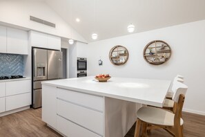 Een koelkast, een microgolfoven, een oven, een kookplaat