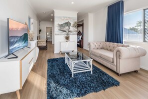 Tv, pejs, bøger, kontorer