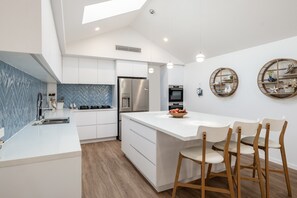 Køleskab, mikrobølgeovn, ovn, kogeplade