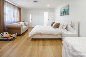 4 slaapkamers, een strijkplank/strijkijzer, reisbedje, wifi