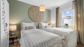 4 bedrooms, desk, iron/ironing board, travel crib