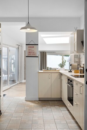 Fridge, microwave, oven, stovetop - Large family home in a central location in Kevelaer. 10 min. to the "Irrland"! (Kevelaer)