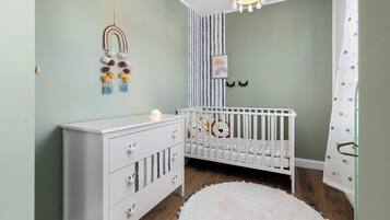 4 Schlafzimmer, Schreibtisch, Bügeleisen/Bügelbrett, Reisekinderbett