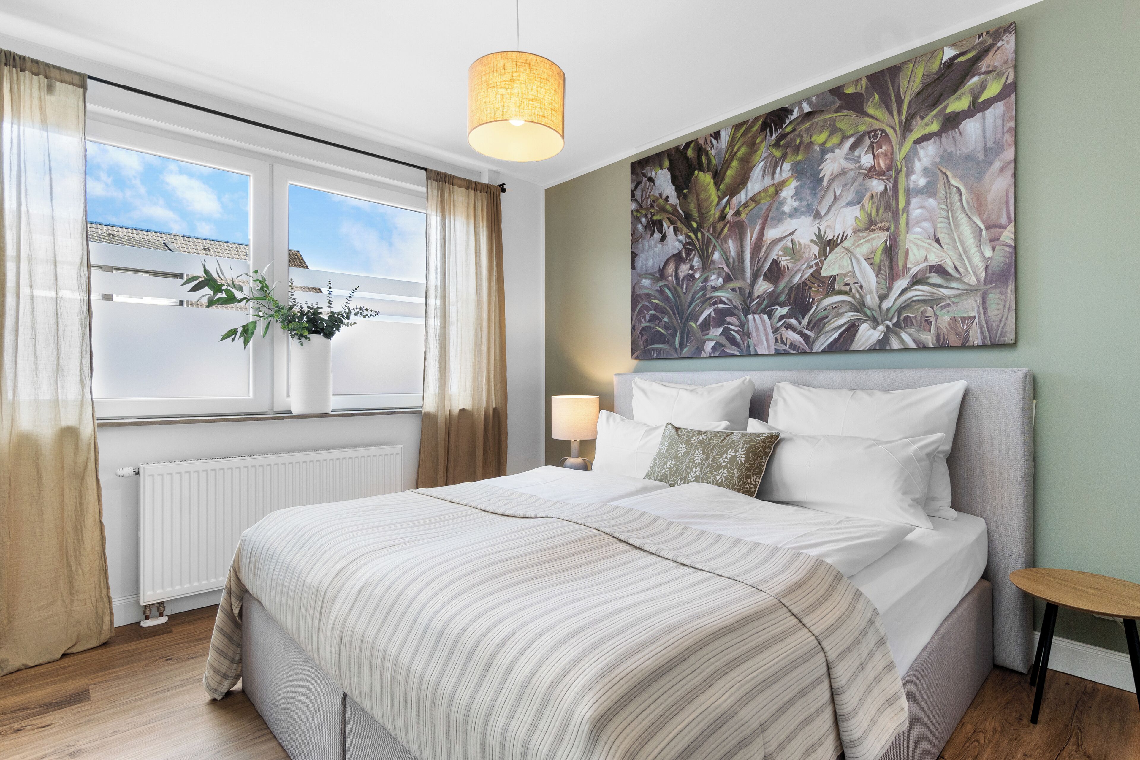 4 chambres, bureau, fer et planche à repasser, lit parapluie