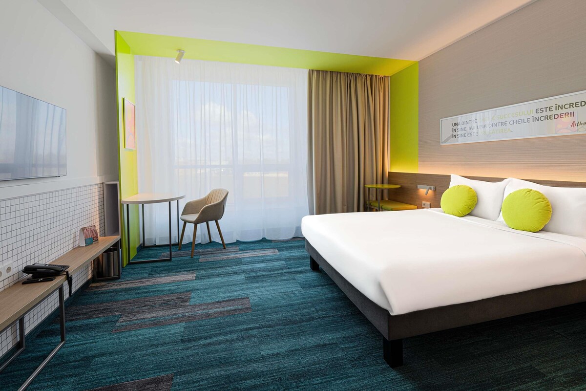 Standard Room, 1 Queen Bed | Minibar, in-room safe, desk, blackout drapes