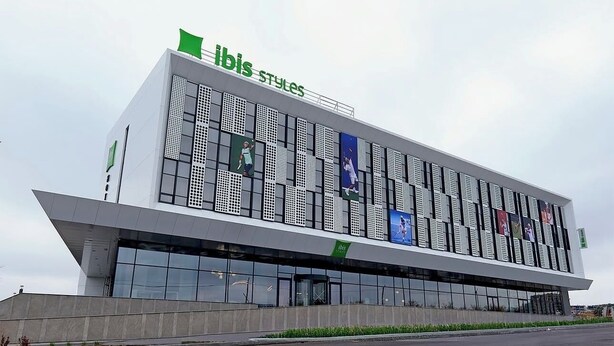 Un edificio moderno con el letrero "ibis styles" en la fachada.