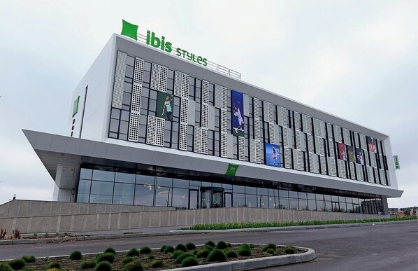 Un edificio moderno con el letrero "ibis styles" en la fachada.