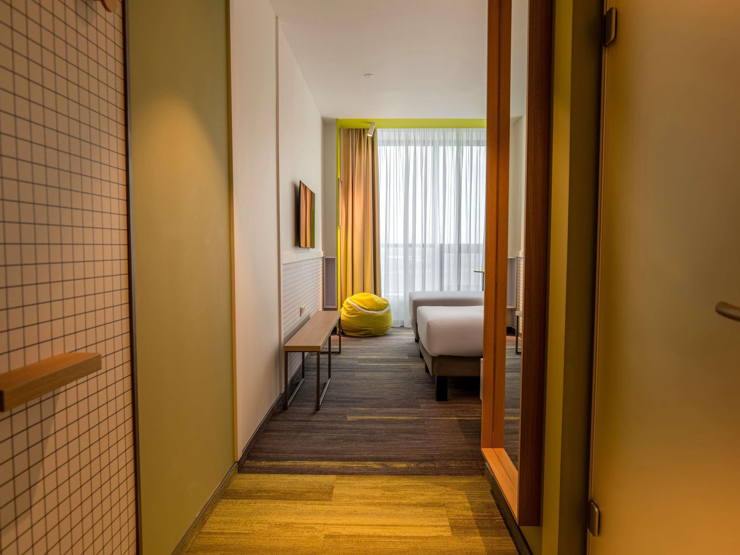 Minibar, coffres-forts dans les chambres, bureau, rideaux occultants