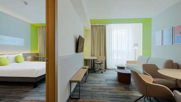 Minibar, safe på rommet, skrivebord og blendingsgardiner