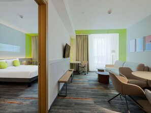 Minibar, caja de seguridad en la habitación y escritorio 