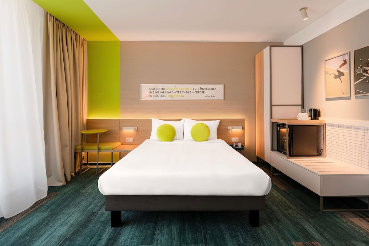 Habitación estándar, 1 cama Queen size | Minibar, caja de seguridad en la habitación y escritorio