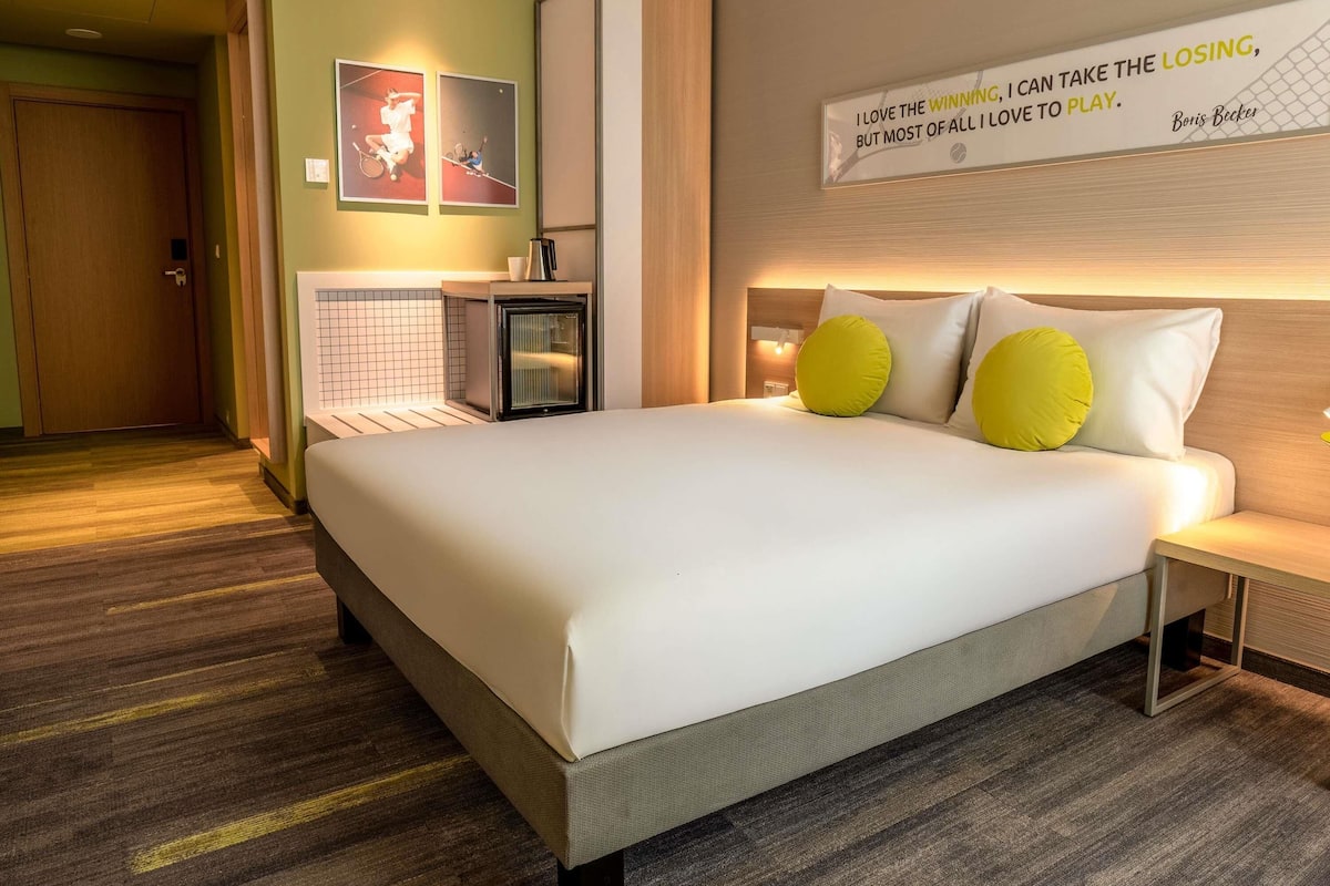 Standard Room, 1 Queen Bed | Minibar, in-room safe, desk, blackout curtains