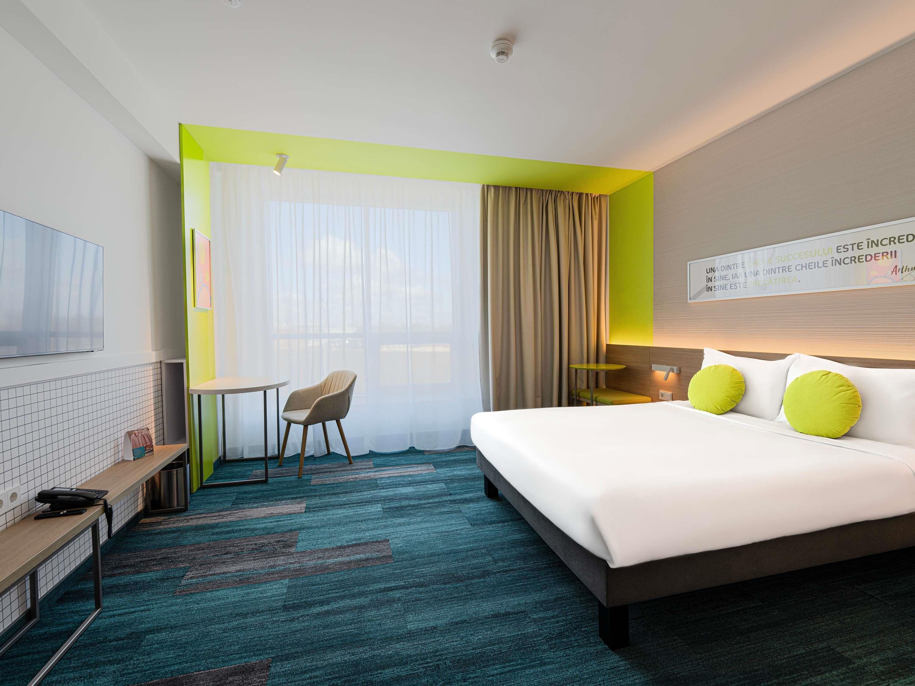 Minibar, coffres-forts dans les chambres, bureau, rideaux occultants