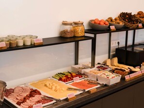 Frokostbuffé hver dag (mot et tillegg)