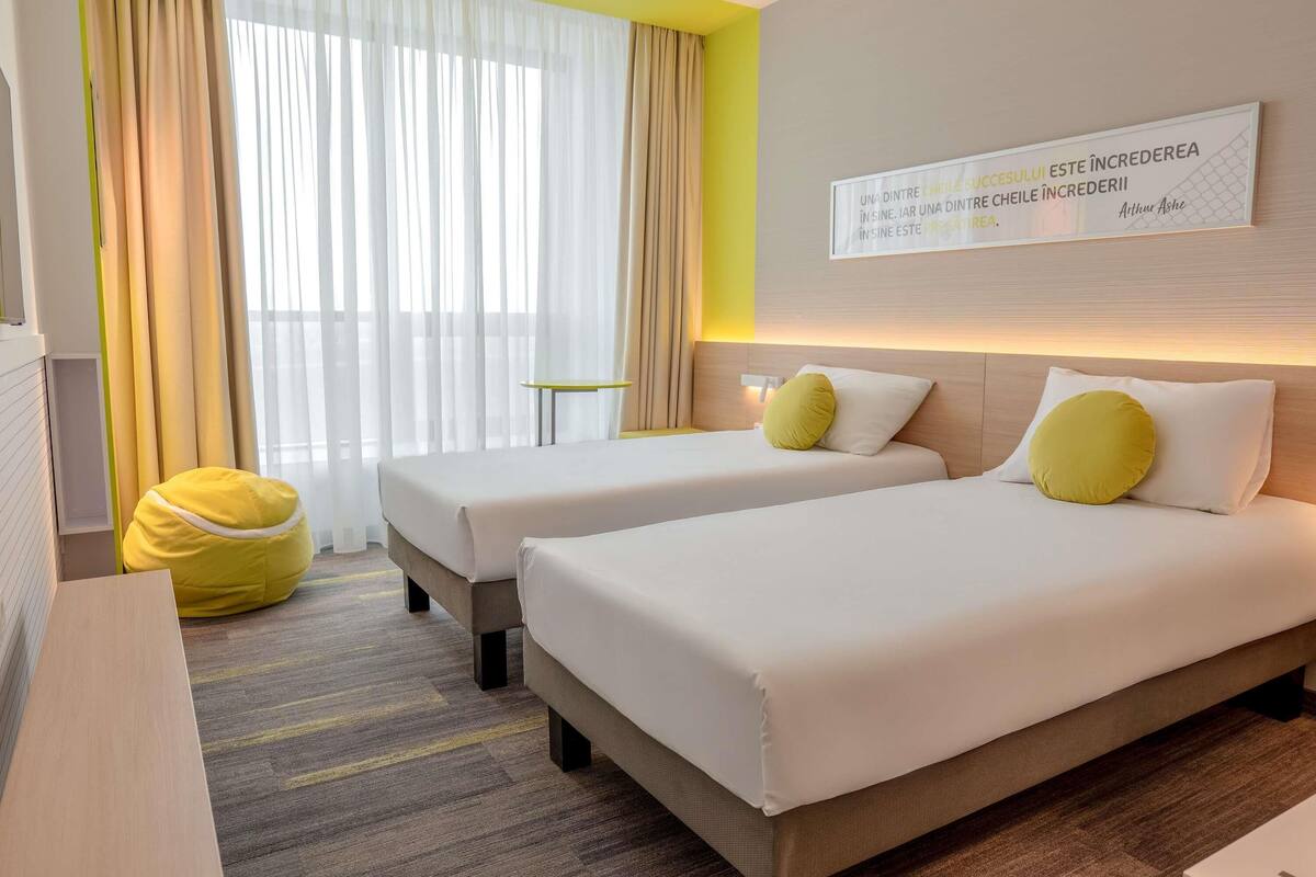 Standard Room, 2 Twin Beds | Minibar, in-room safe, desk, blackout drapes