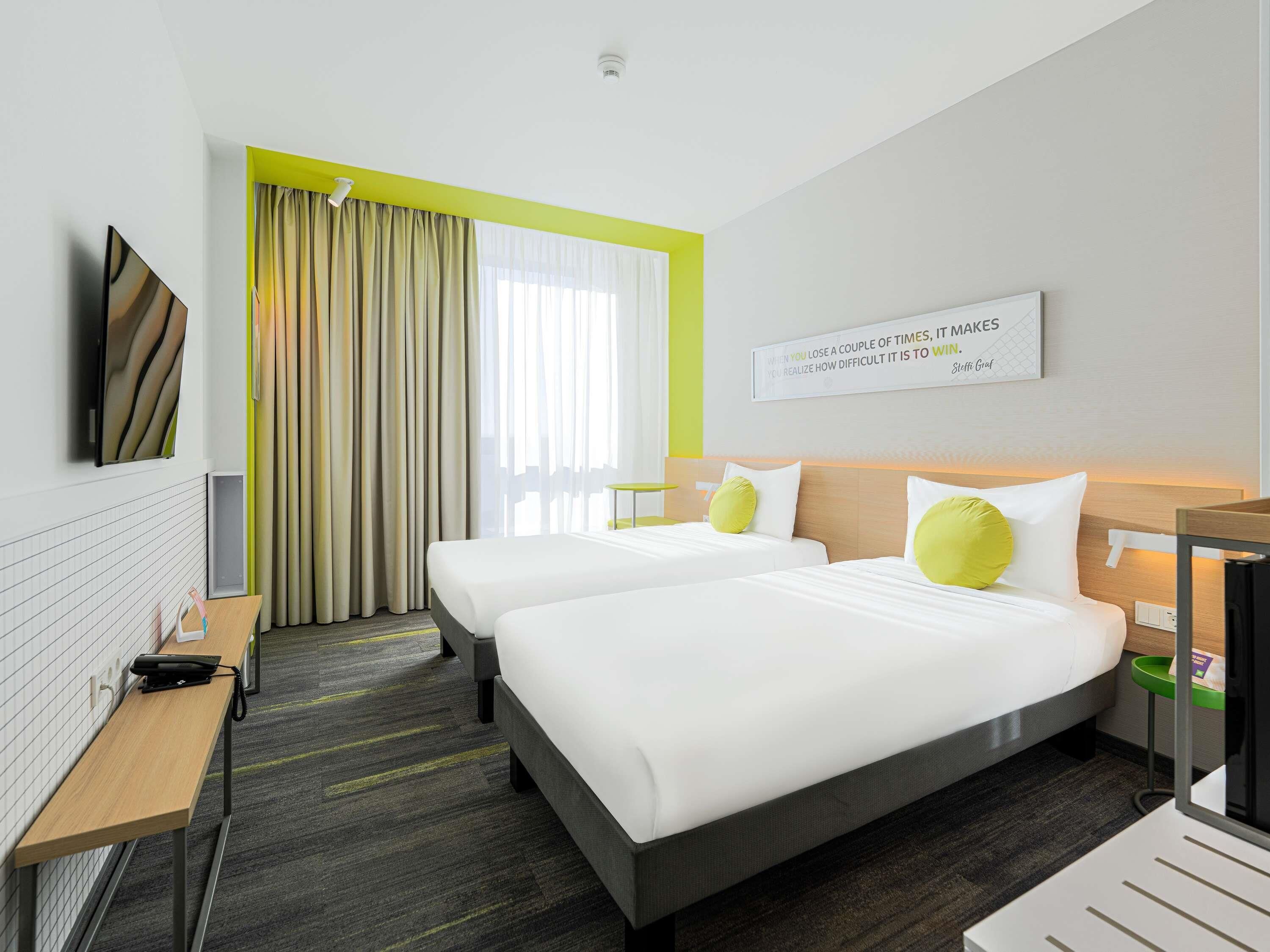 Rom – standard, 2 enkeltsenger | Minibar, safe på rommet, skrivebord og blendingsgardiner