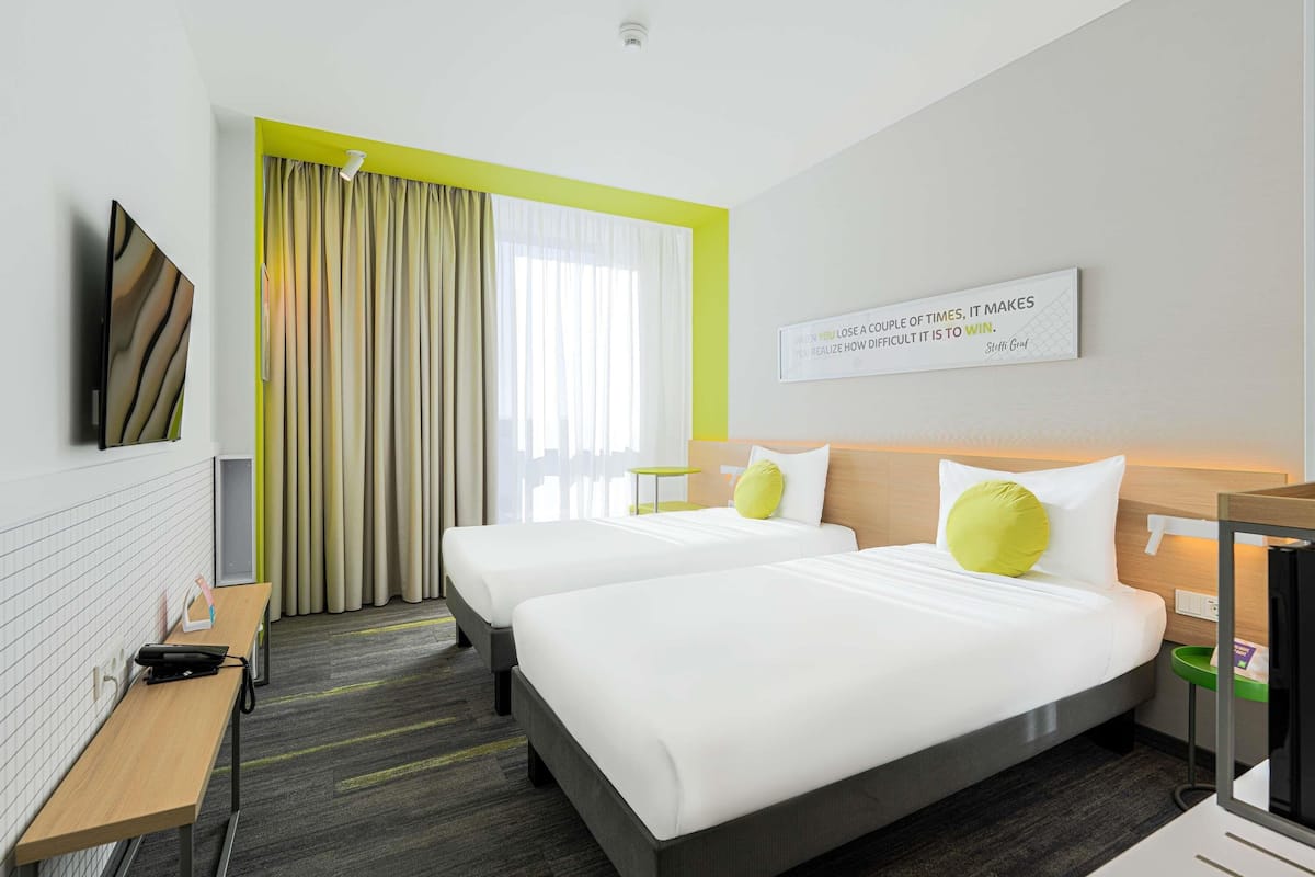 Habitación estándar, 2 camas individuales | Minibar, caja de seguridad en la habitación y escritorio