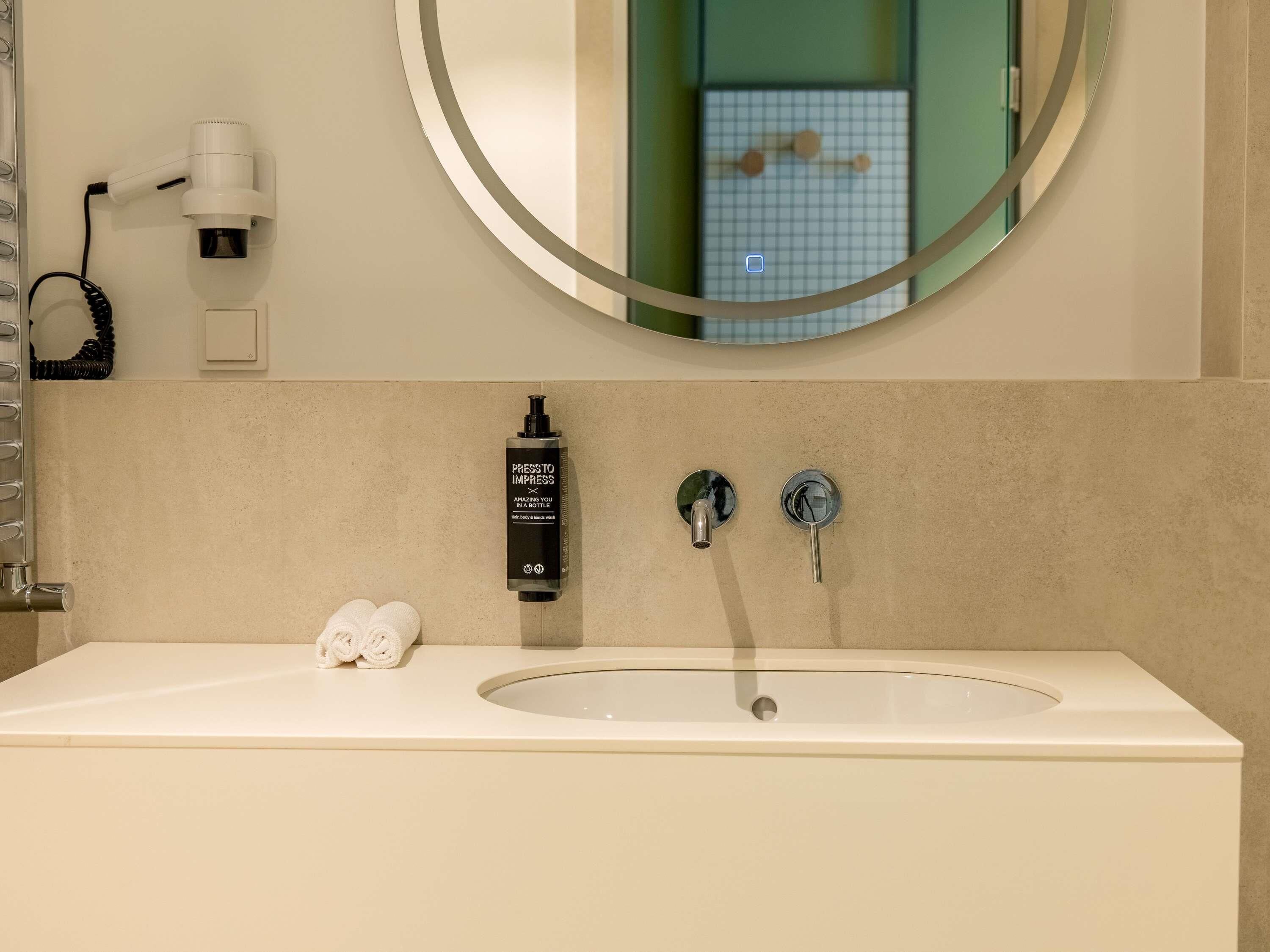 Douche, douche à « effet pluie », sèche-cheveux, serviettes fournies