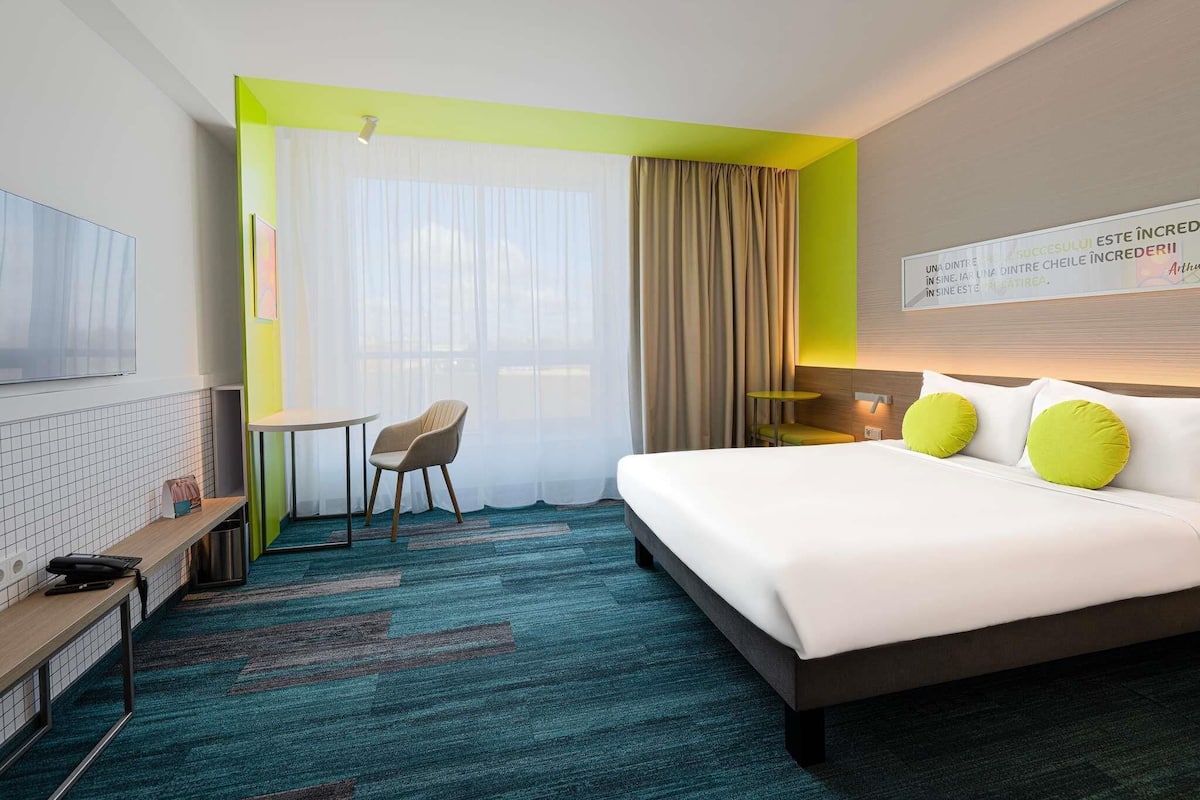 Standard Room, 1 Queen Bed | Minibar, in-room safe, desk, blackout drapes