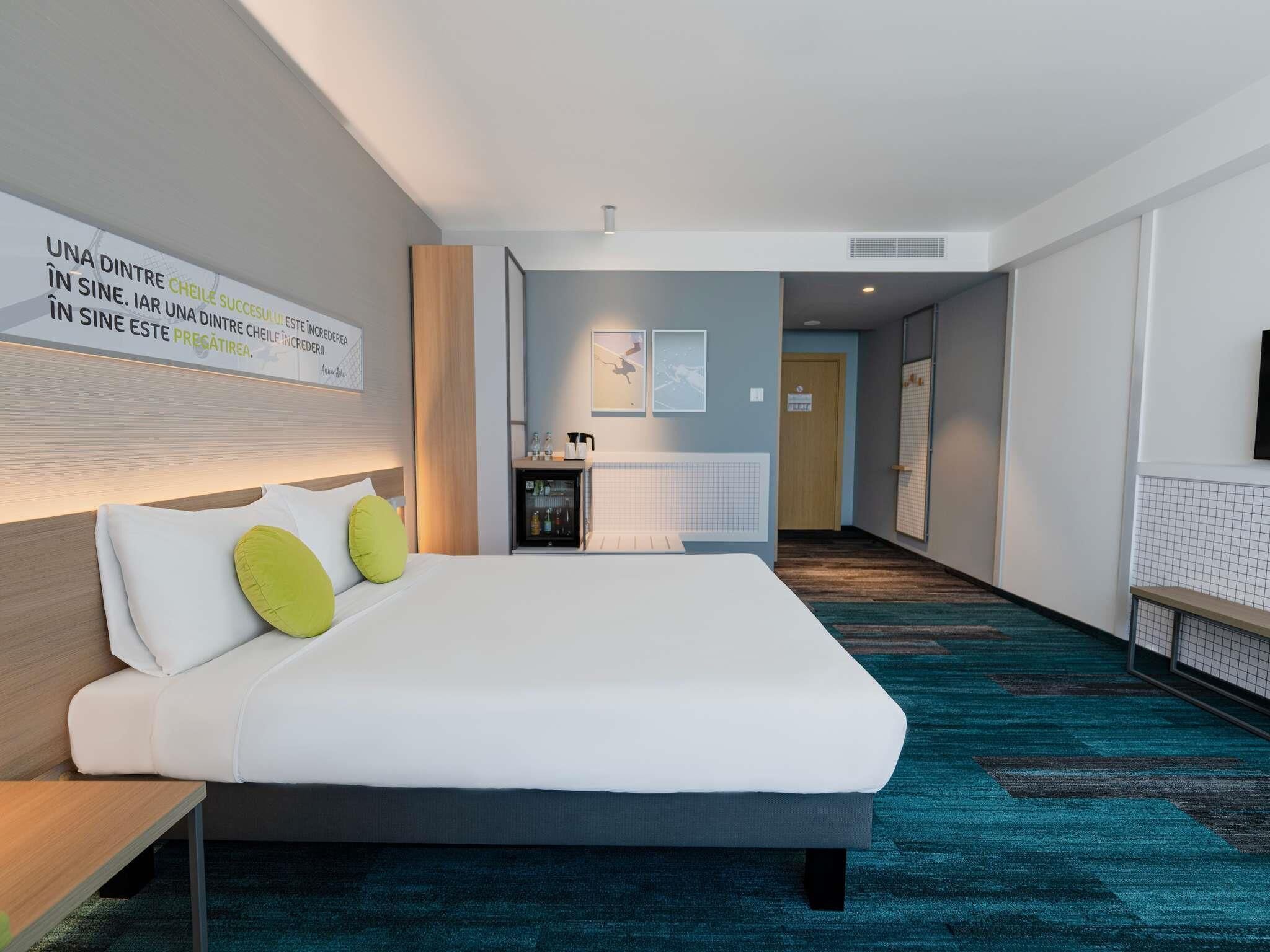 Standard Room, 1 Queen Bed | Minibar, in-room safe, desk, blackout drapes