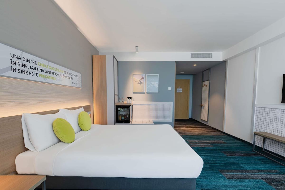 Standard Room, 1 Queen Bed | Minibar, in-room safe, desk, blackout drapes