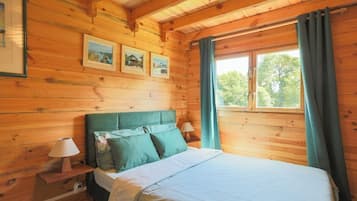 Chalet | 2 bedrooms, blackout drapes, iron/ironing board
