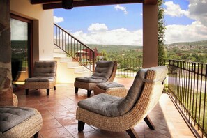 Terrace/patio - Serene Oasis in San Miguel de Allende 6-bedroom Villa With Hot Tub (San Miguel de Allende)