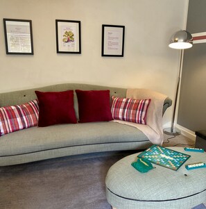 TV, books - Stylish 2-Bedroom, Sleeps 5, Short walk to Durham City Centre, Wifi & Laundry (Durham)