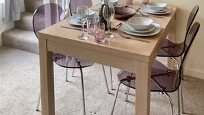 Dining - Stylish 2-Bedroom, Sleeps 5, Short walk to Durham City Centre, Wifi & Laundry (Durham)