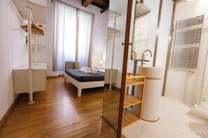 Douche, sĂšche-cheveux, bidet, serviettes fournies