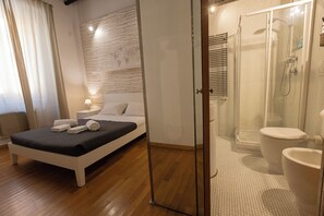 Dusche, Haartrockner, Bidet, Handtücher