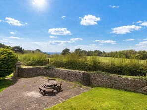 Outdoor dining - Friendly 6-BR Cottage | Cornish Beaches (Bude)
