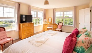 6 bedrooms, desk, iron/ironing board, WiFi - Friendly 6-BR Cottage | Cornish Beaches (Bude)