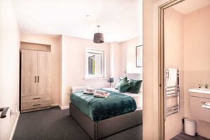 2 Schlafzimmer, Schreibtisch, Bügeleisen/Bügelbrett, WLAN