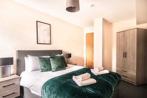 2 soverom, skrivebord, strykejern/-brett og wi-fi