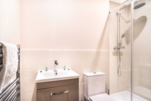 Dusj, hårføner og håndklær