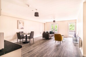 Interior - Lovely 2 Bedroom Manchester Apartment (Manchester)