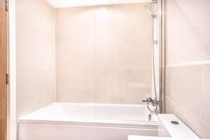 Shower, hair dryer, towels - Lovely 2 Bedroom Manchester Apartment (Manchester)